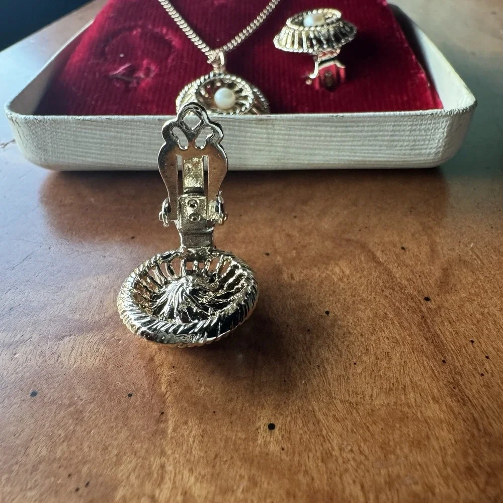 Vintage Genuine Cultured Pearl Necklace & Clip-On Earrings‎ Set in Box